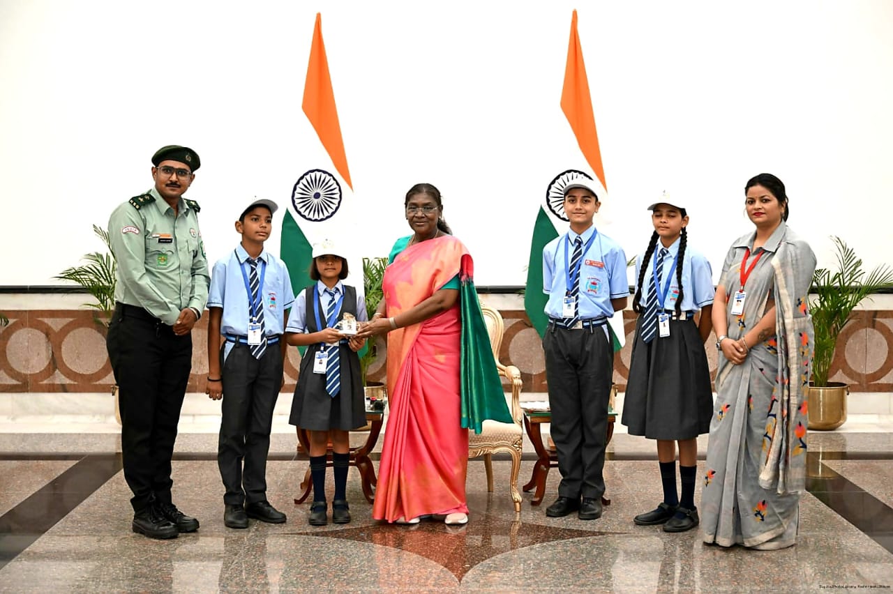 Students of Vedic Sanskriti School with the President of India, Smt. Droupadi Murmu, at Rashtrapati Bhavan. A member of staff stands with them.